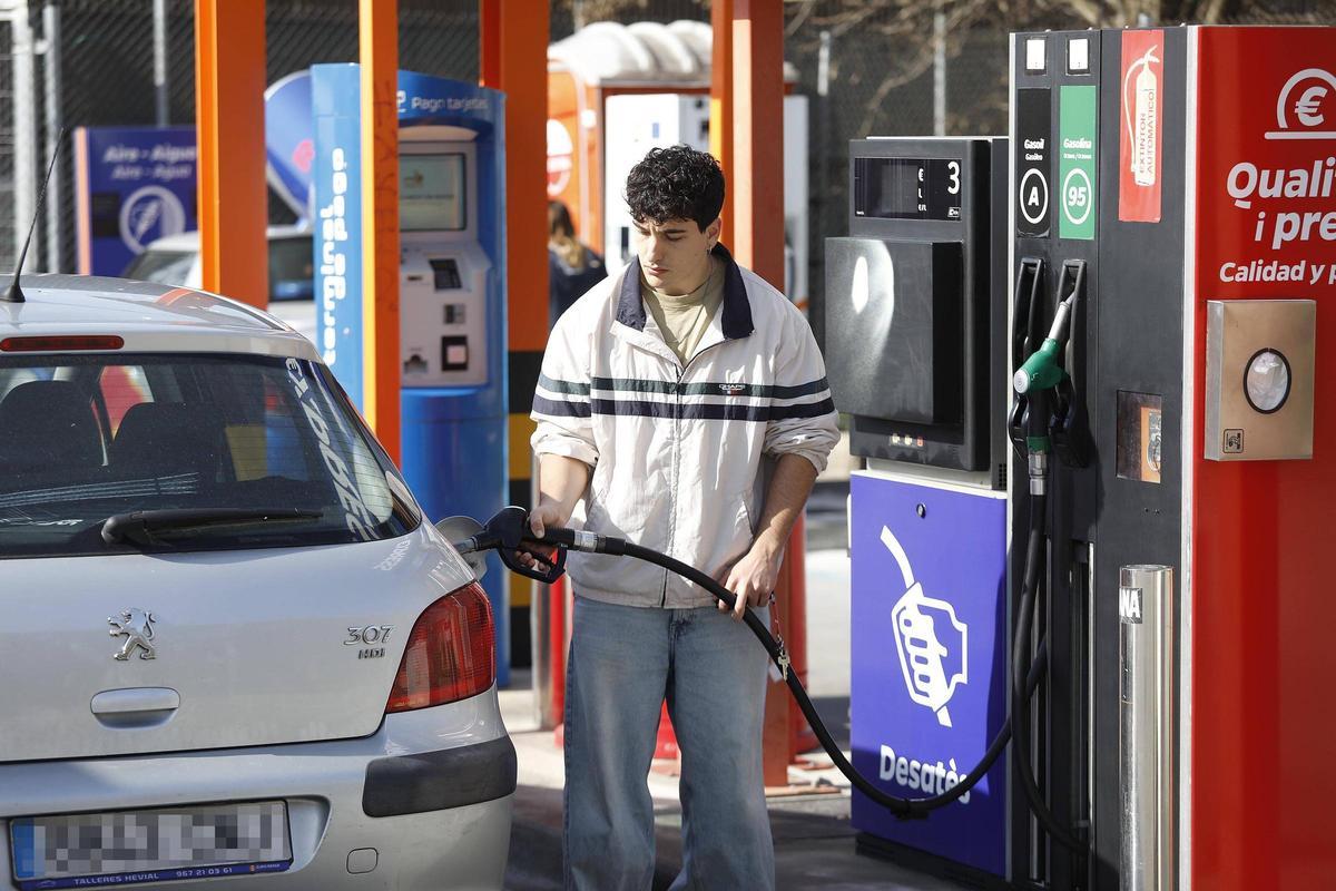 Una persona omplint el dipòsit a una benzinera de Girona aquest dimecres.