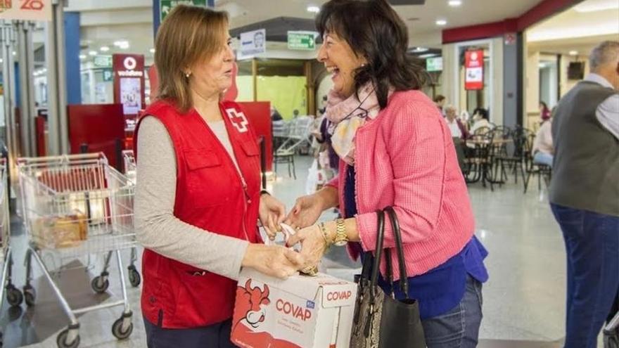 Un matrimonio cordobés dona tres meses consecutivos un palé completo de leche