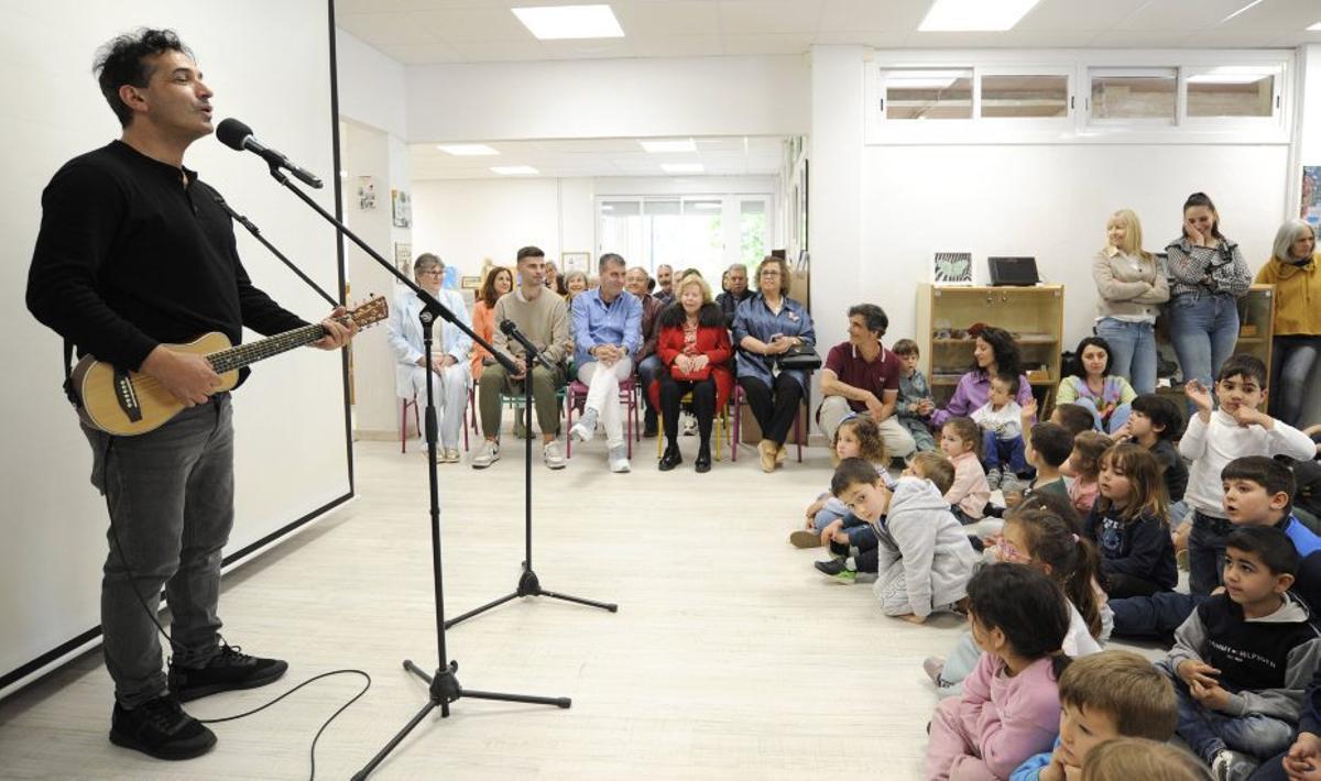 Manoele de Felisa fue el encargado de amenizar el acto con música. | BERNABÉ/JAVIER LALÍN