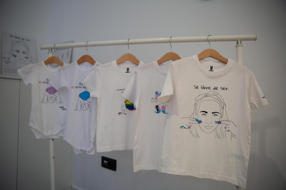 Cinco ejemplos de camisetas diseñadas para crear espacios seguros para las persnas trans.