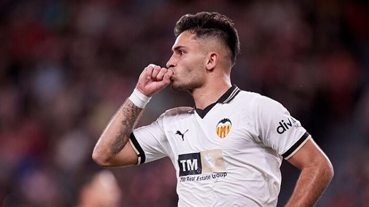 Hugo Duro, celebrando un gol con el Valencia