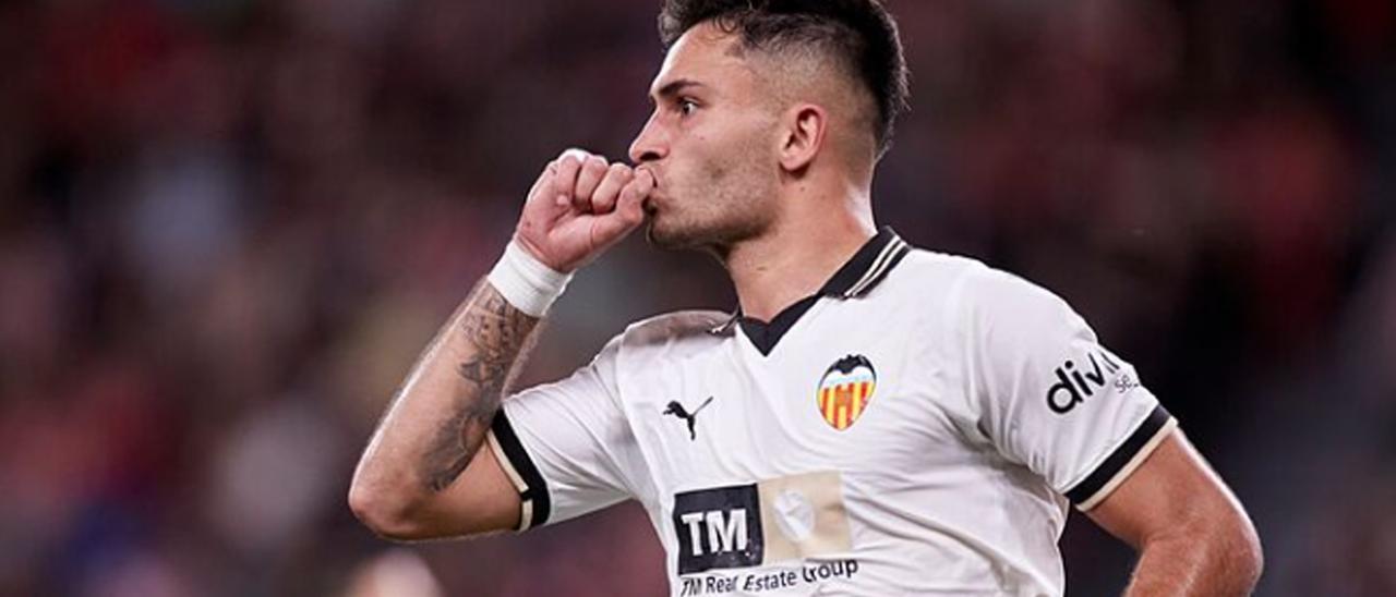 Hugo Duro, celebrando un gol con el Valencia