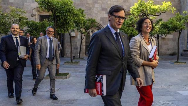 El president Salvador Illa i la consellera Alícia Romero, seguits de la resta del Govern, ahir abans de la reunió del Consell Executiu. | JORDI OTIX