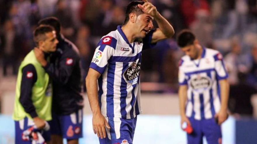 Riki, del Deportivo, llora desconsolado tras finalizar el encuentro y consumarse el descenso a Segunda División. // 13fotos