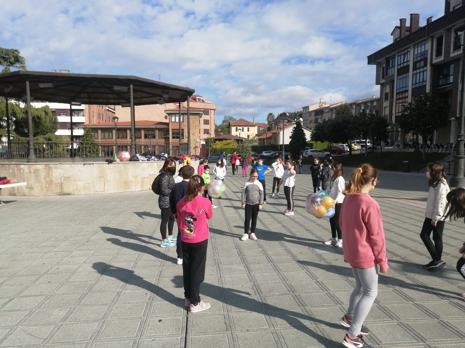 Los niños de Llanera hacen ejercicio en la calle