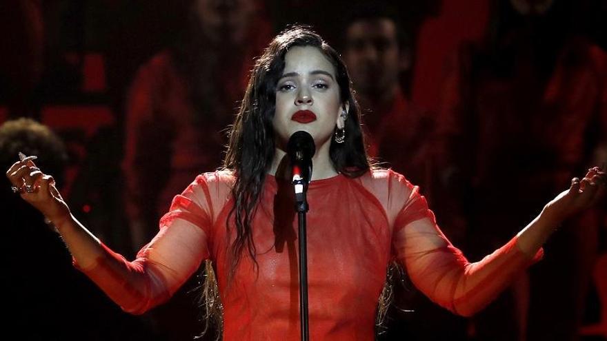 La cantante Rosalía durante su actuación en los Premios Goya 2019.
