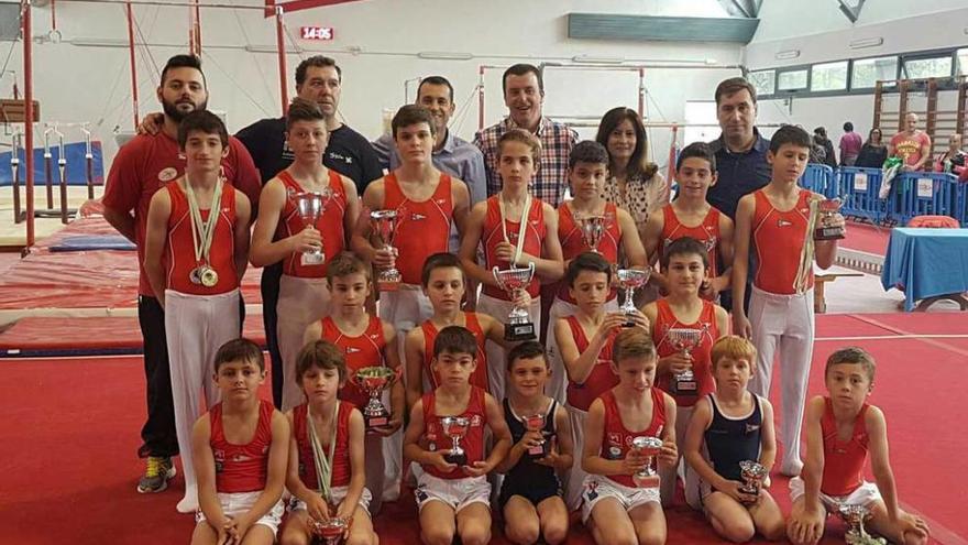 Participantes en el Campeonato de Asturias, con sus trofeos.