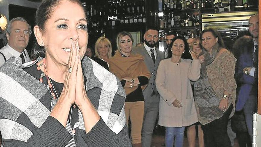 Isabel Pantoja come con sus fans y familia en Sevilla