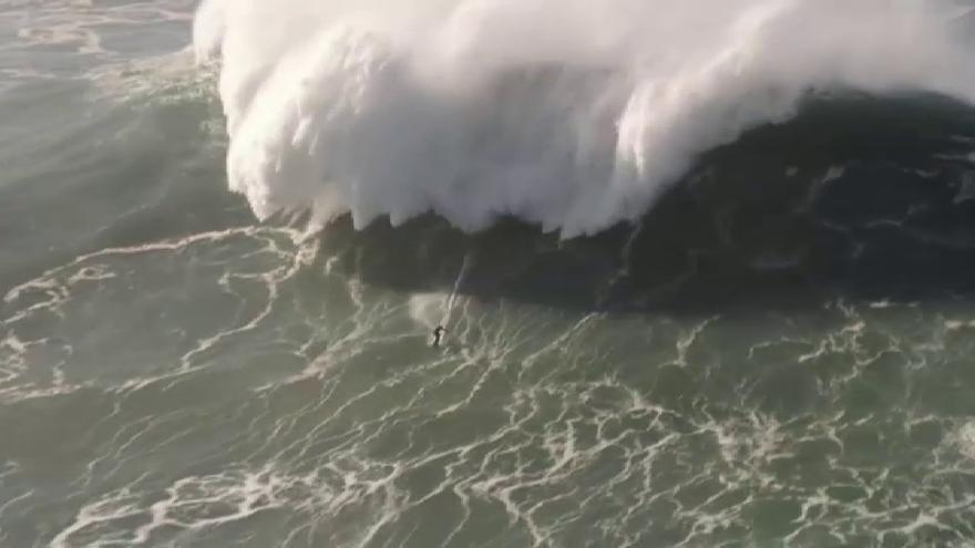 Un surfista cabalga sobre la ola gigante de Nazaré