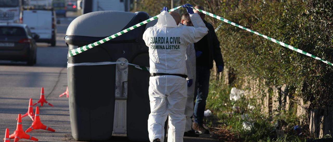 La Guardia Civil en la zona donde se halló el cadáver, en el polígono de As Gándaras de O Porriño.