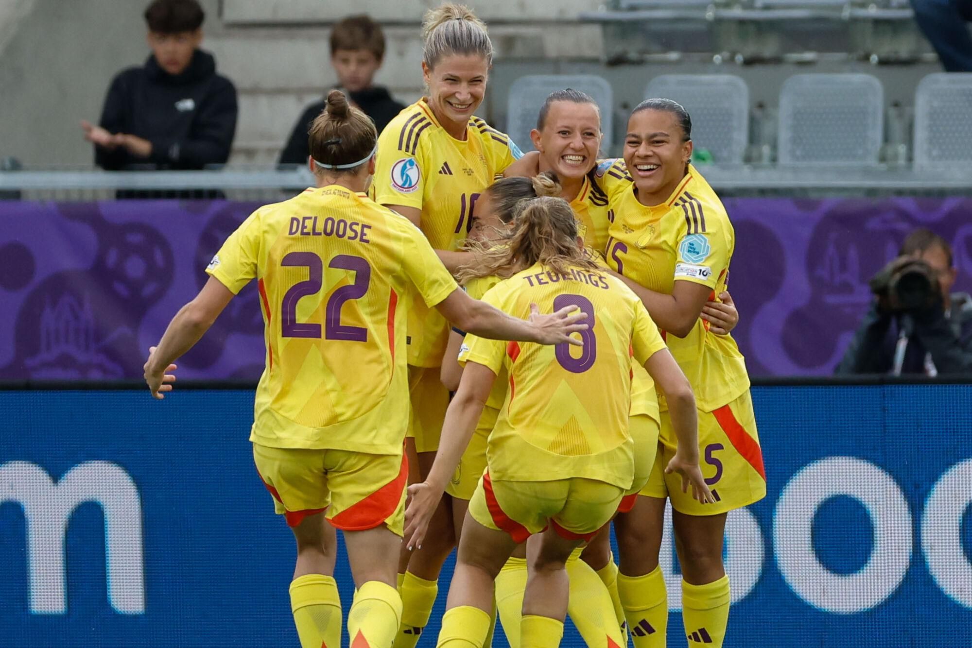 THUN (SUIZA), 07/07/2025.- La jugadora de la selección de Bélgica Hannah Eurlings, celebra su gol contra la selección de España, durante el partido de la segunda jornada de la fase de grupos de la Eurocopa 2025 entre la selección de España y la selección de Bélgica, este lunes en el Stockhorn Arena en Thun, Suiza.-EFE/ Ana Escobar