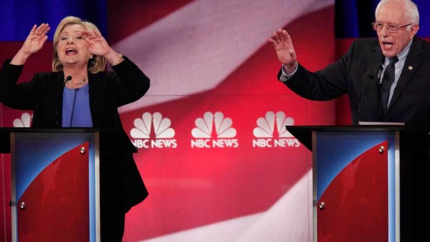 Clinton y Sanders, en uno de los momentos acalorados de su último debate antes de los &quot;caucus&quot; de Iowa.