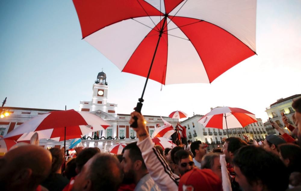 Las aficiones de River y Boca llenan Madrid