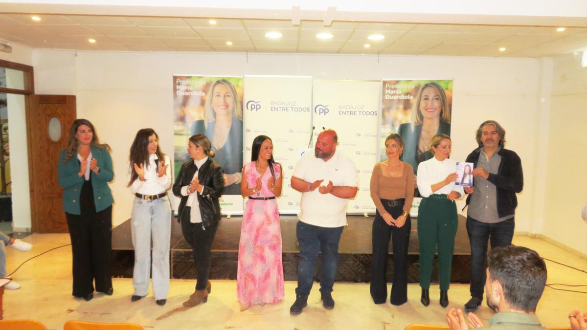 Ana Campos y Manuel Naharro junto a otros integrantes de la candidatura del PP a las elecciones municipales