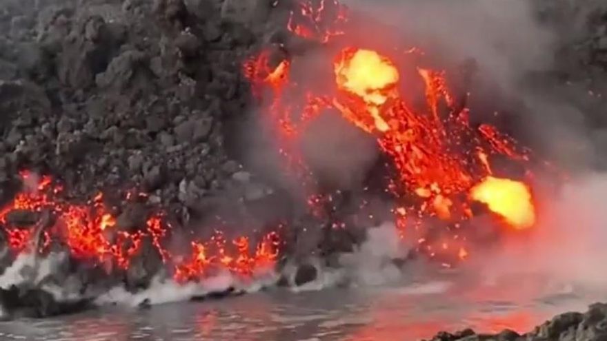 Así de hipnótico es el encuentro de la lava con el mar