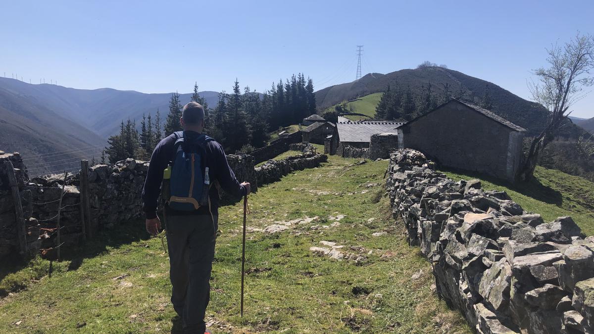 Un peregrino en el acceso a Montefurado (Allande).