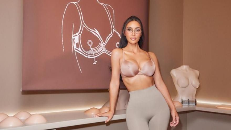 Kim Kardashian, en el anuncio de su nuevo sujetador con pezones falsos.