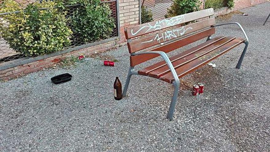 Brutícia a l&#039;entorn del parc Central. ?En diversos punts de la zona hi ha deixalles pràcticament cada dia. Llaunes, ampolles i altres objectes que deixen alguns ciutadans incívics en bancs per seure i, fins i tot, a l&#039;interor de la zona dels jocs infantils.