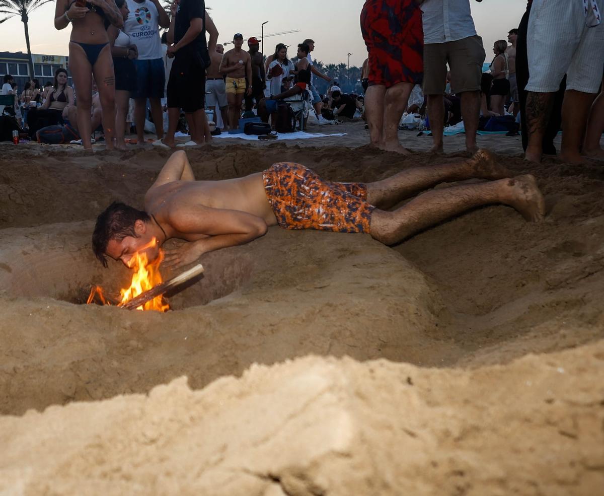 Todas las fotos de una noche de San Juan sofocante en las playas de València