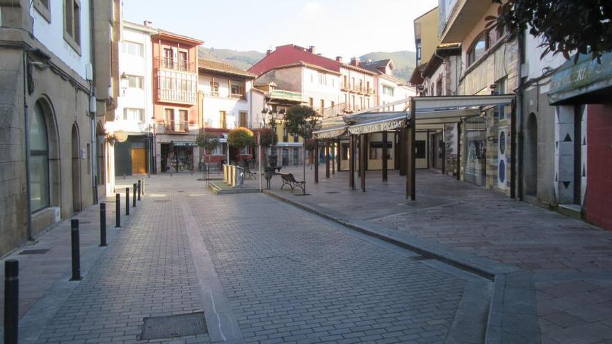 La calle Calzada de Ponga, en una imagen de archivo.