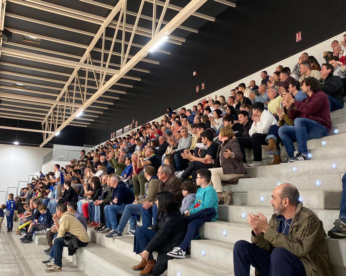 El público llenó el pabellón para presenciar el duelo comarcal.