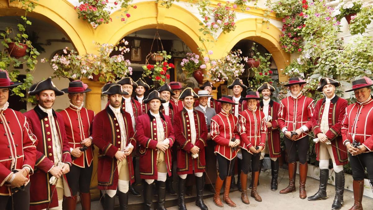 Integrantes de la Escola Portuguesa visitan los patios de Córdoba.