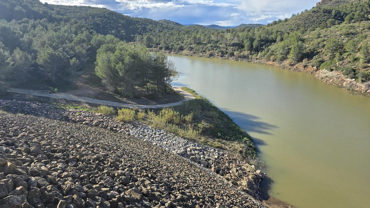 Presa de Algar esta semana, con agua que tapa el camino de acceso a la obra.