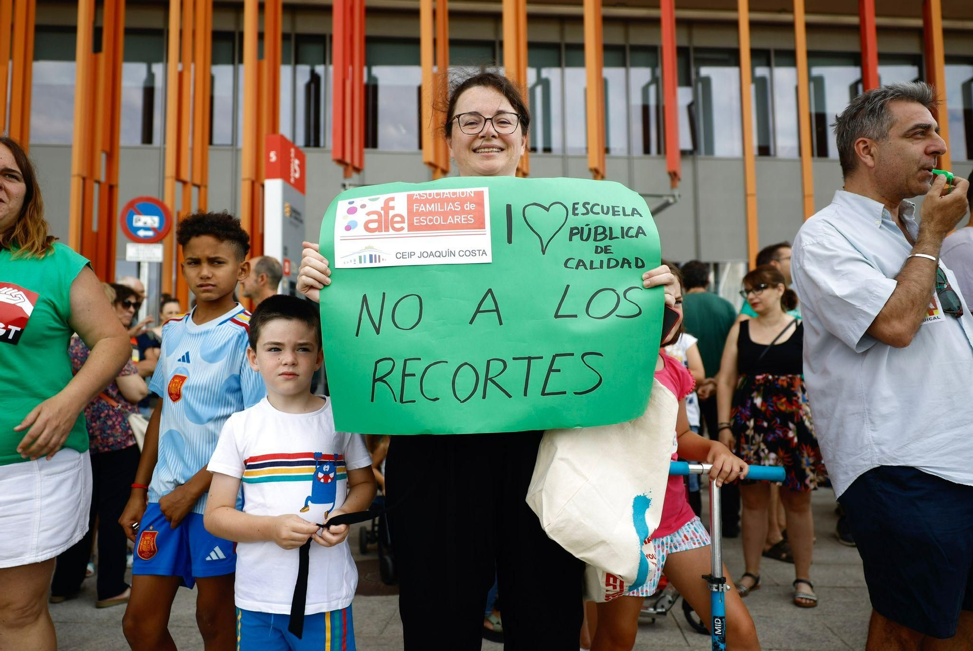 En imágenes | Concentración frente al departamento de Educación del Gobierno de Aragón
