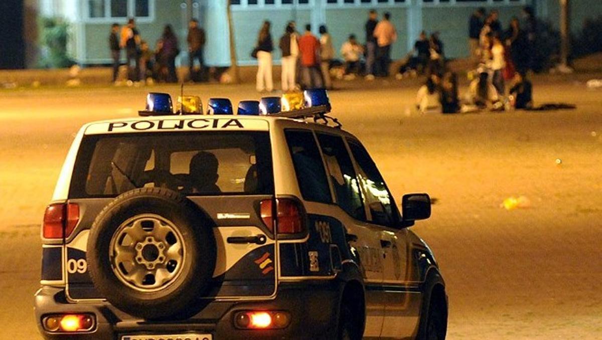 Imagen de archivo de una patrulla de la Policía Nacional controlando el botellón