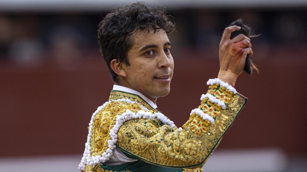 Leo Valadez muestra la oreja conseguida este domingo en Madrid.