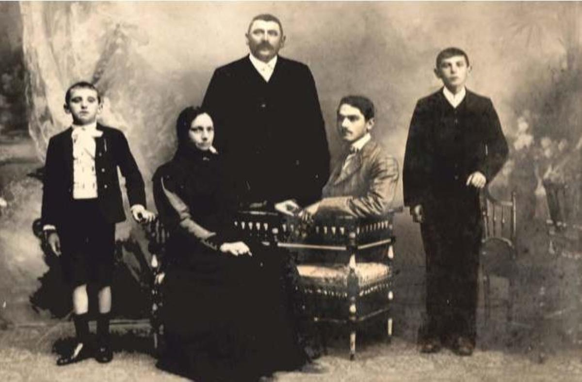 La familia Lago Carballal, de Beluso. Desde la izquierda: Salvador Lago, Eduarda Carballal, Clemente Lago, Manuel Lago y Francisco Lago. |   // ARCHIVO FAMILIAR