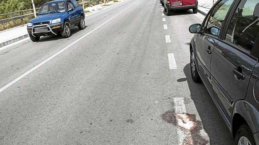 Mancha de sangre en la calzada tras el accidente de la adolescente.