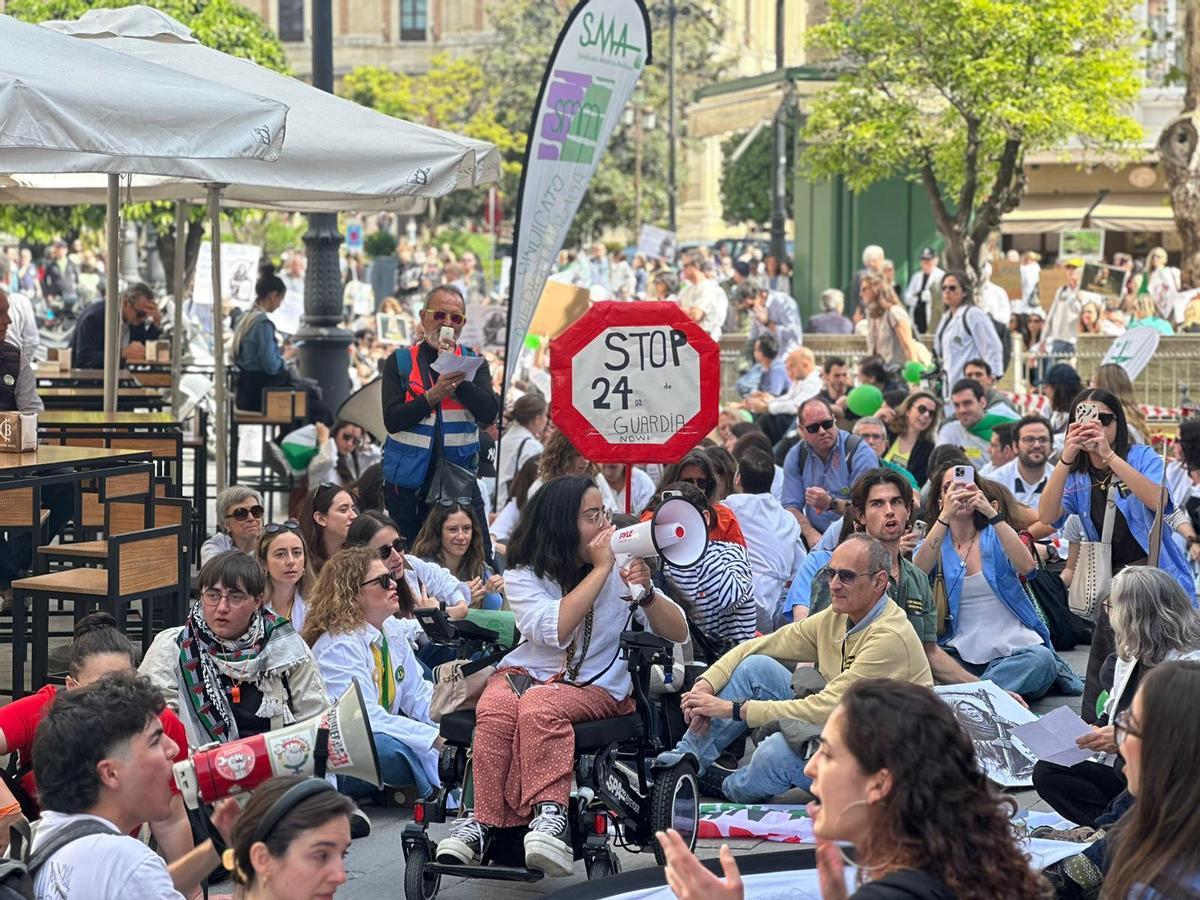 Más de mil médicos durante la manifestación del SMA por el centro de Sevilla.
