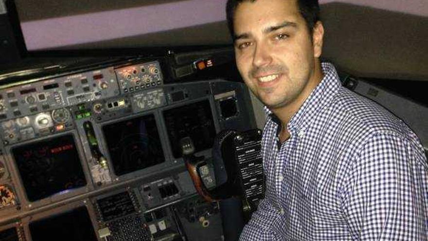 Chistian Pérez posa en la cabina de un avión en el que todos los sistemas principales están por duplicado.