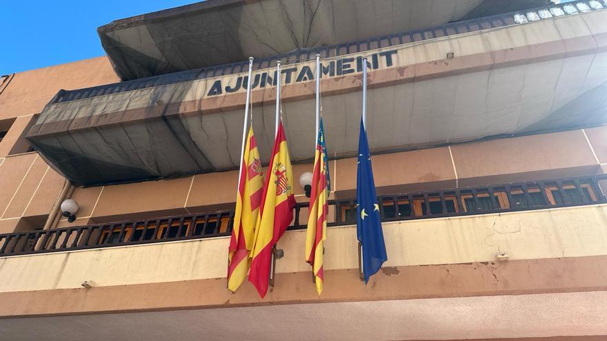 Banderas a media asta y minuto de silencio en El Campello en recuerdo de las víctimas del incendio de València
