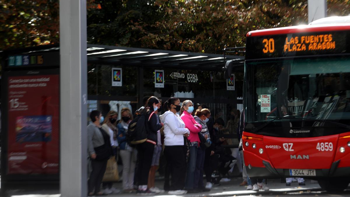 Filas en una parada de bus del centro de Zaragoza durante la anterior tanda de paros, que duró más de un año.