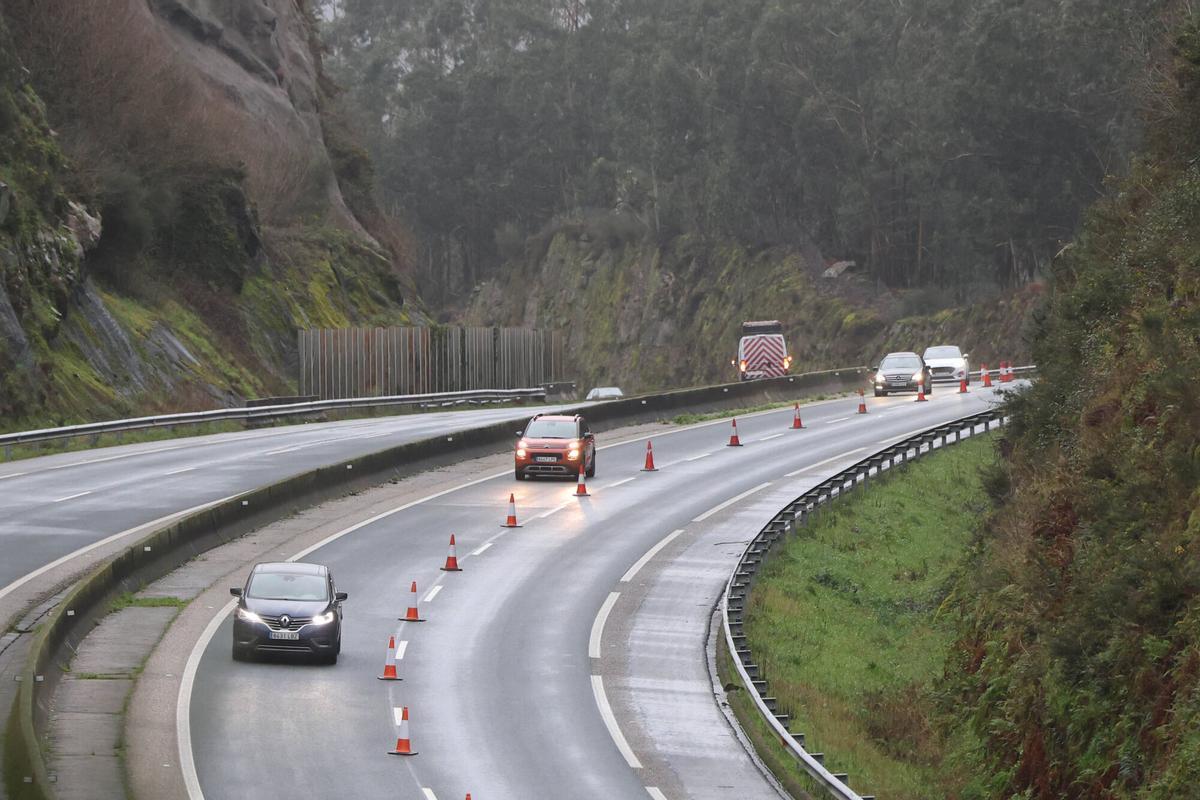 Un desprendimiento de tierra obliga a cortar 2 kilómetros de la AG-57 en Gondomar
