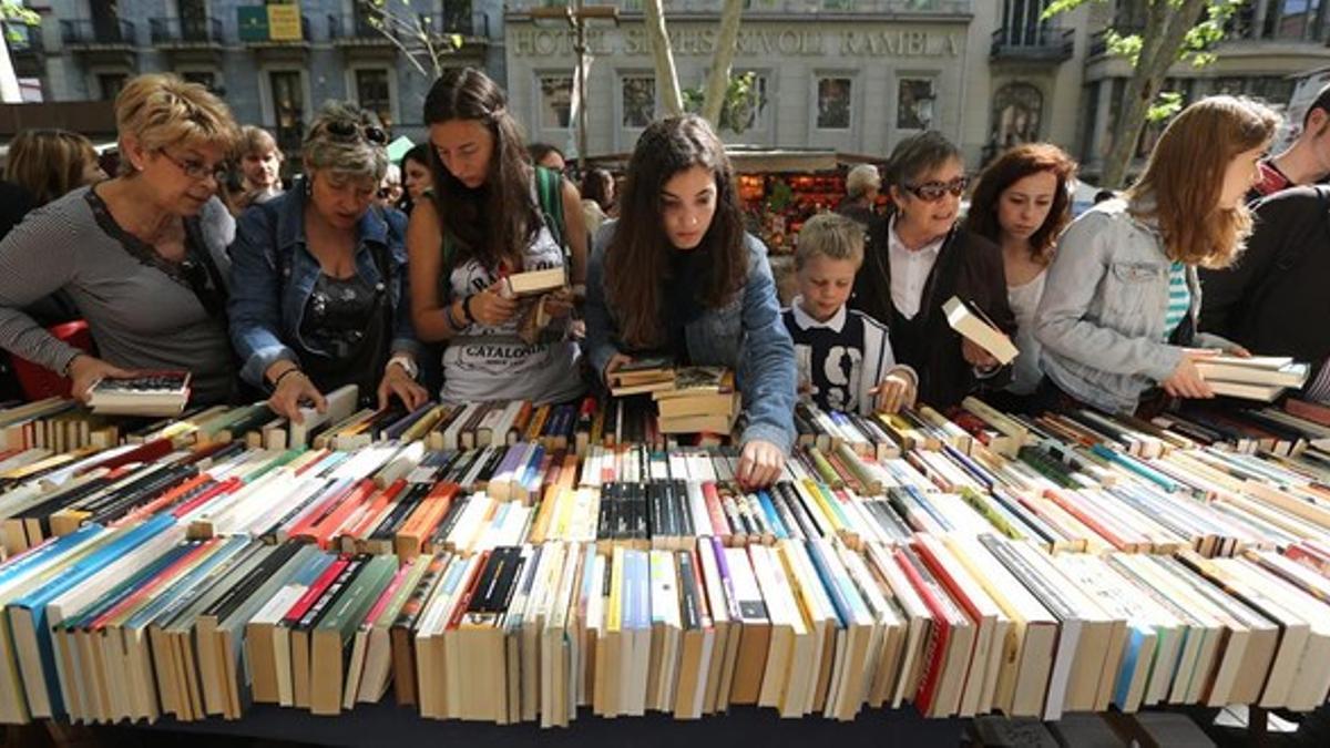 Ambiente en la Rambla de Barcelona durante la Diada de Sant Jordi