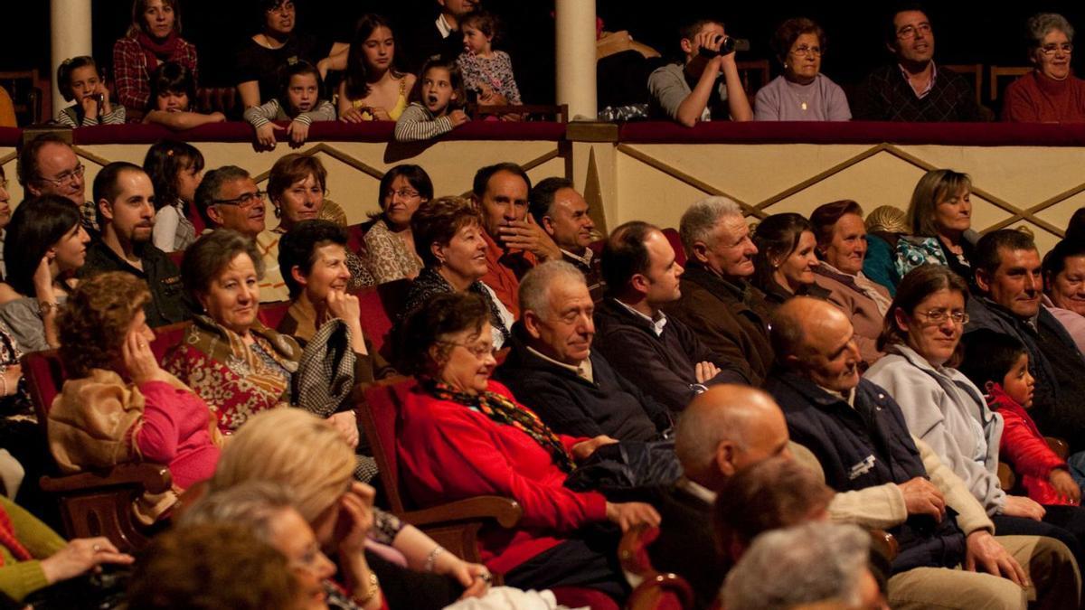 La platea del Gran Teatro Reina Sofía repleta de público durante un festival benéfico. | J. A. G.