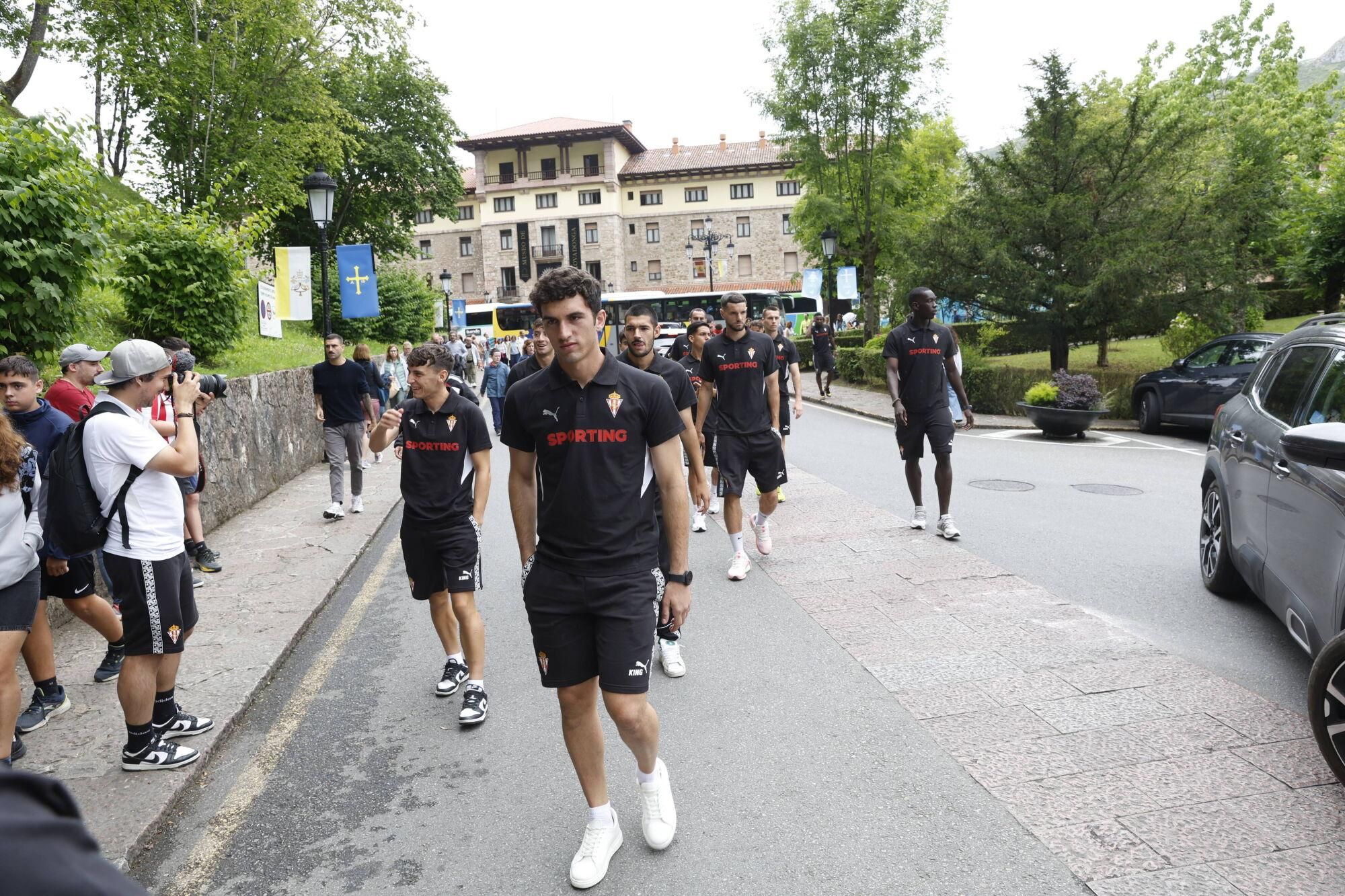 EN IMÁGENES: Visita del Sporting a La Santina en Covadonga