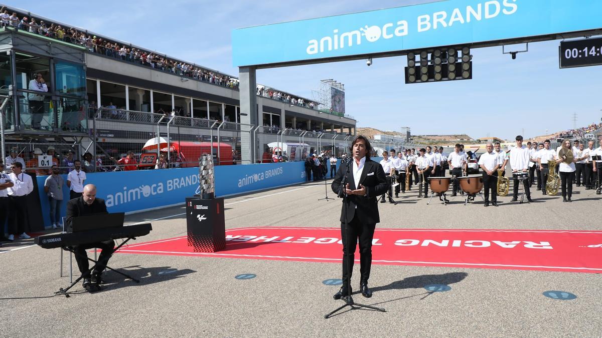 Nacho del Río, cantando en la recta principal del circuito de Motorland