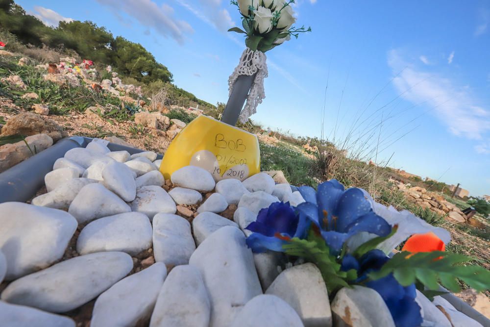 Junto al parque de Lo Albentosa de Torrevieja se extienden fosas y lápidas en una práctica no regulada