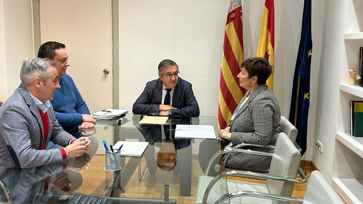 La reunión con el conseller de Educación, José Antonio Rovira, y la alcaldesa de Segorbe, Mª Carmen Climent