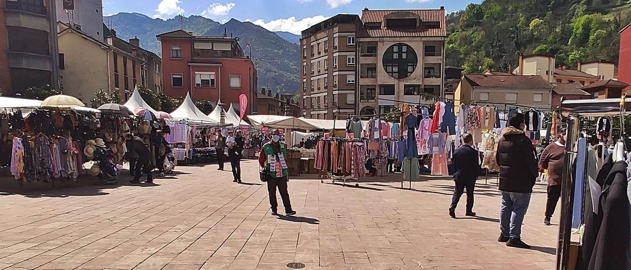 La plaza del mercado de Moreda, ayer. | A. Velasco