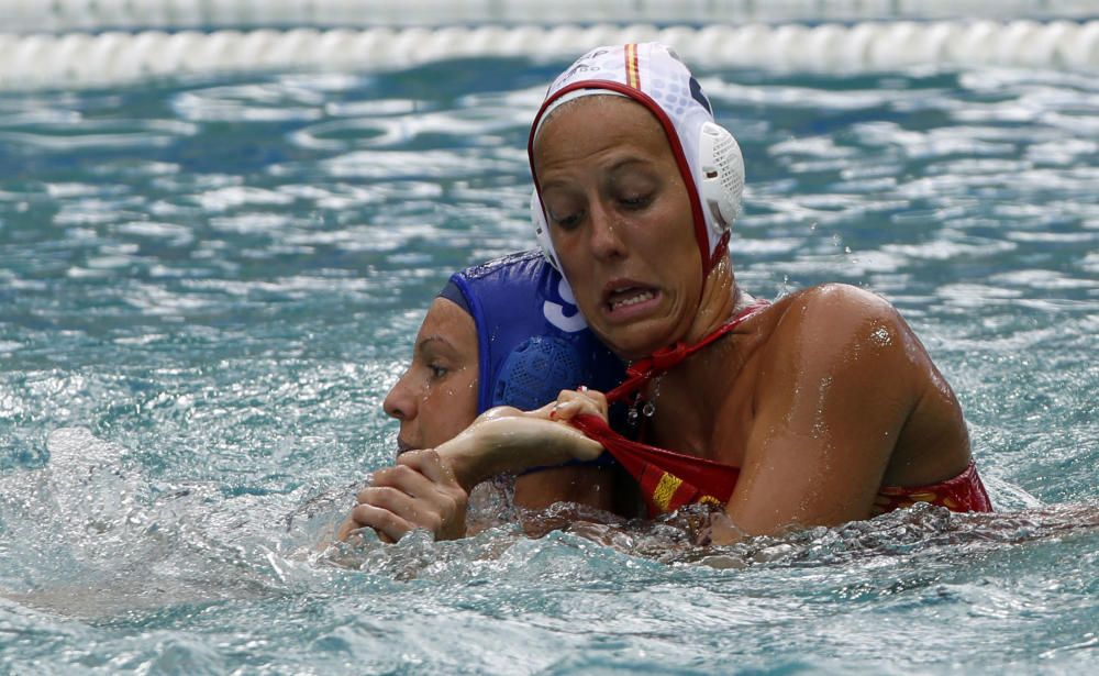 Waterpolo femenino: Marta Bach de Hungría ante Ioldiko Toth de España.