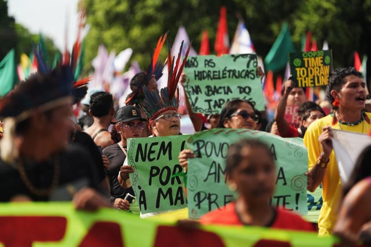 Manifestantes llenan las calles de Belém para reclamar mayor ambición climática en plena COP30