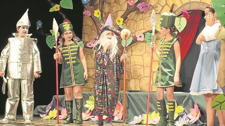 El grupo de teatro Cachivaches estrena El Mago de Oz y Annie en Bujalance