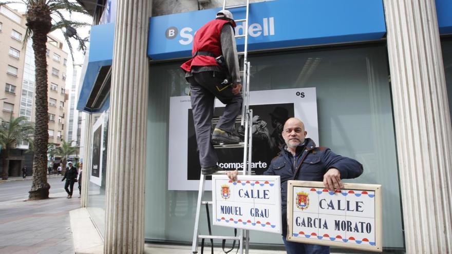 Un momento del cambio de los rótulos