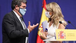 La vicepresidenta segunda y ministra de Trabajo, Yolanda Díaz, con el ministro de Inclusión, Seguridad Social y Migraciones, José Luis Escrivá, el pasado 2 de julio de 2021 en Madrid.
