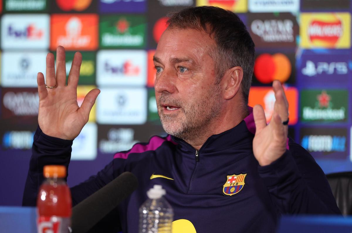 El entrenador del Barcelona, Hansi Flick, durante la rueda de prensa previa al partido de ida de octavos de final de la Liga de Campeones del martes contra el Newcastle. EFE/EPA/ADAM VAUGHAN. (Barcelona)
